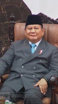 VIDEO: Prabowo Diacungi 2 Jempol Jokowi, Jenderal Sepuh Try Sutrisno Hormat Berdiri di MPR/DPR
