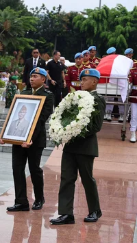 FOTO: Presiden Prabowo Pimpin Pemakaman Militer Try Sutrisno di TMP Kalibata