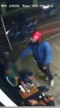 Detik-Detik Begal Bersenpi di Bandung Tembak Kepala Korban, Aksinya Terekam CCTV