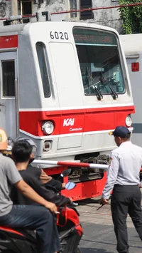 FOTO: Palang Pintu Manual Dipasang di Perlintasan Ampera Bekasi