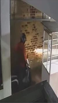 Terekam CCTV, Mahasiswi Unpad Diancam Pisau dan Dilindas Motor saat Mau Pulang ke Indekos
