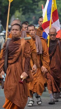 FOTO: Biksu Empat Negara Jalan Kaki Menuju Borobudur Suarakan Perdamaian