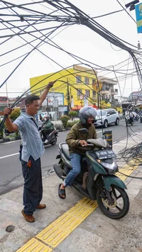 FOTO: Penertiban Kabel Udara di  Depok