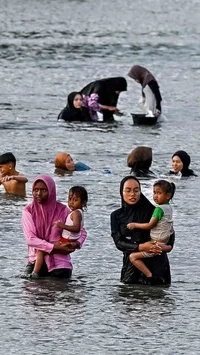 FOTO: Berburu Kerang Jadi Aktivitas Favorit Warga Banda Aceh Saat Libur Panjang