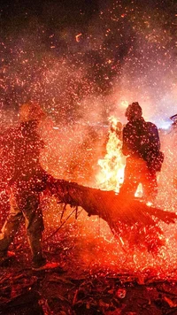 FOTO: Keseruan Tradisi Perang Obor Pikat Ribuan Warga di Jepara