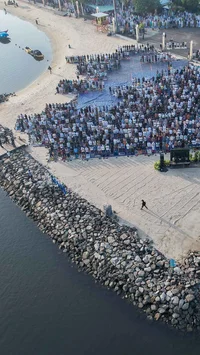FOTO: Shalat Iduladha di Tepi Pantai Ancol Berlangsung Khidmat