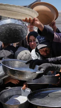 FOTO: Nestapa Iduladha di Gaza,  Warga Tetap Antre Makanan