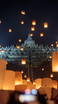 FOTO: Ribuan Lampion Terangi Langit Borobudur pada Puncak Waisak 2570 BE