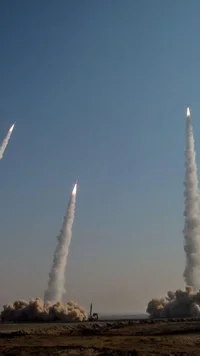 Balas Serangan AS, Rudal Iran Bombardir Pangkalan, Radar hingga Kapal Amerika di Irak dan Teluk Persia