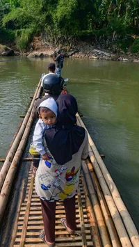 FOTO: Rakit Bambu Terakhir di Sungai Cisadane Masih Melayani Warga
