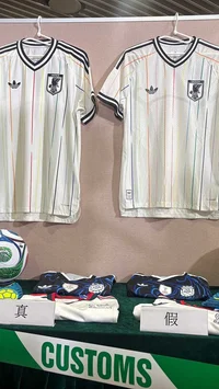 FOTO: Jelang Final Piala Dunia, Hong Kong Sita Ribuan Jersey Palsu