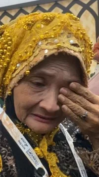 Tangis Haru Hj Jumariah Si Ikon Haji Global 2026, Baru Tiba di Tanah Air Ingin Balik Lagi ke Tanah Suci