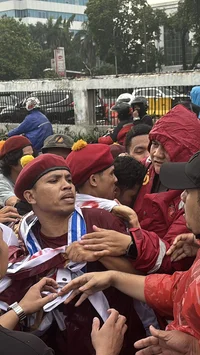 Ngotot Blokade Jalan, Massa Cipayung dan Polisi di Depan DPR Nyaris Bentrok