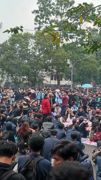 Massa Berpakaian Hitam Demo di DPRD Jabar, Kritik Pemerintah dan Tuntut Perubahan