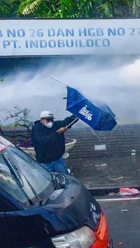 FOTO: Bentrok Saat  Eksekusi Pengosongan Hotel Sultan di Kawasan GBK