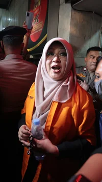 FOTO: Roy Suryo dan Dokter Tifa Dibawa ke Rumah Sakit Polri Usai Ditangkap