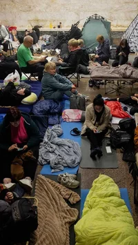 FOTO: Warga Kyiv Berlindung di Stasiun Metro Saat Alarm Serangan Udara Rusia Berbunyi