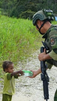 FOTO: Satgas Marinir TNI AL Gelar Patroli Humanis di Paniai Papua Tengah