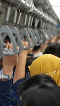 FOTO: LRT Jabodebek Tambah Frekuensi Perjalanan Saat Jam Sibuk Pagi