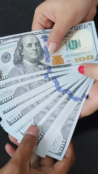FOTO: Rupiah Menguat Tipis Namun Masih Bertahan di Level Rp 18 Ribu
