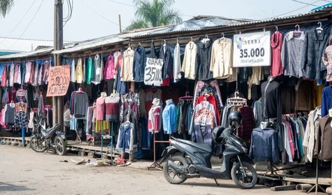 Jual-beli pakaian bekas impor marak terjadi di berbagai kota di Indonesia, seperti Bandung, Surabaya, Malang dan banyak lagi lainnya.