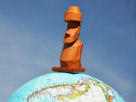Terletak di tenggara Samudera Pasific, Easter Island jadi pulau berpenghuni paling terpencil yang ada di dunia.