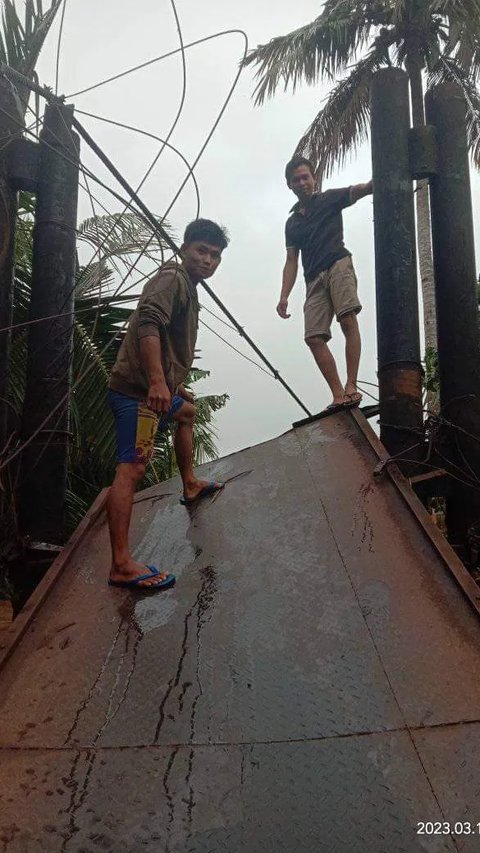 Banjir memaksa warga Musi Rawas beraktivitas di atap rumah