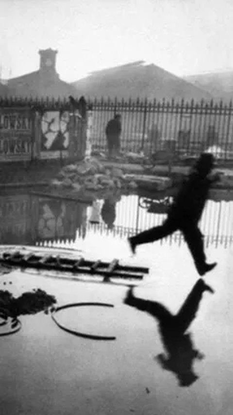 Man Jumping the Puddle – <br />Henri Cartier-Bresson, 1932