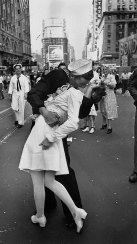 V-J Day in Times Square - <br />Alfred Eisenstaedt, 1945