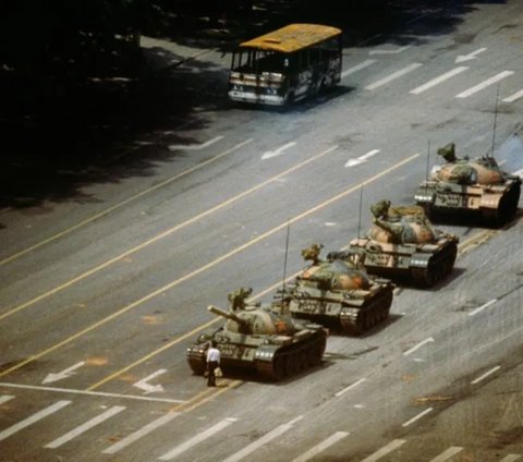 Tank Man - Jeff Widener, 1989<br /><br />5 Juni 1989. Pagi hari setelah militer China menyerbu Lapangan Tiananmen, seorang pria berdiri di depan barisan tank. Ketika tank itu hendak bergeser dia berulang kali mengikuti gerakan tank itu dengan maksud menghalangi.<br />Aksi heorik pria itu akhirnya dikenal dengan Manusia Tank dan menjadi foto terkenal dalam sejarah. Foto itu diambil oleh sejumlah fotografer yaitu Stuart Franklin, Charlie Cole, Jeff Widener, dan Arthur Tsang Hin Wang.