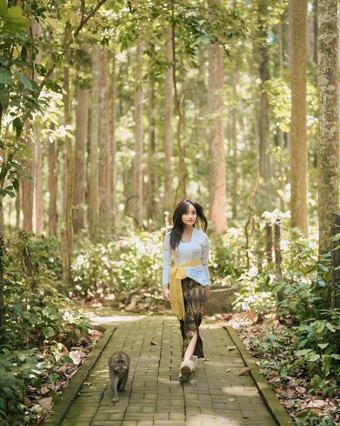 Tampil Pakai Kebaya Bikin Pangling