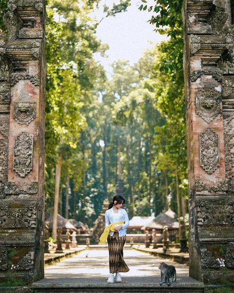 Fuji Tampil Pakai Kebaya Bali