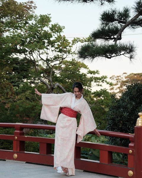 Potret Azizah Salsha yang Menyihir dengan Kecantikan Saat Mengenakan Kimono ala Warga Lokal Jepang