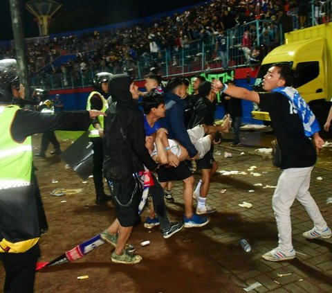 FOTO: Mengenang Peristiwa Kelam 1 Tahun Tragedi Maut di Stadion Kanjuruhan, 135 Suporter Tewas Sia-Sia