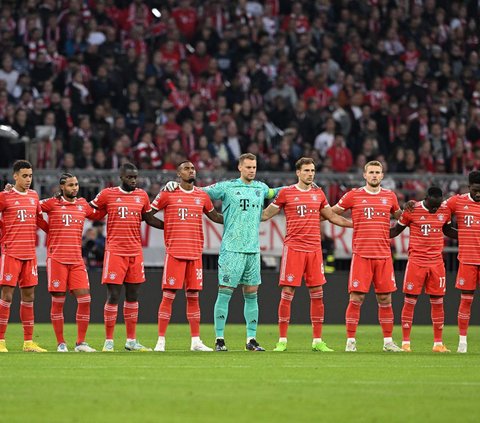 Para pemain Bayern Munchem pun terlihat turut menundukkan wajahnya saat mengheningkan cipta sebagai bentuk untuk mengungkapkan rasa duka cita mendalam atas tragedi tersebut.