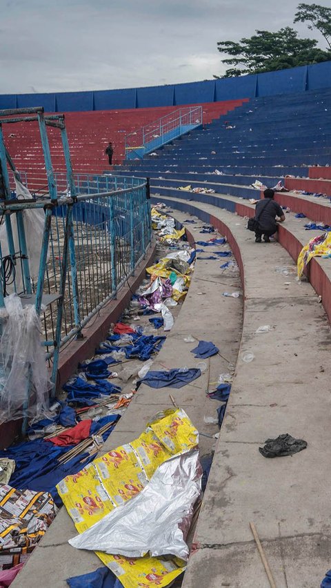 Saat itu yang ada dalam pikiran mereka hanyalah bagaimana cara untuk bisa menyelamatkan diri keluar stadion.