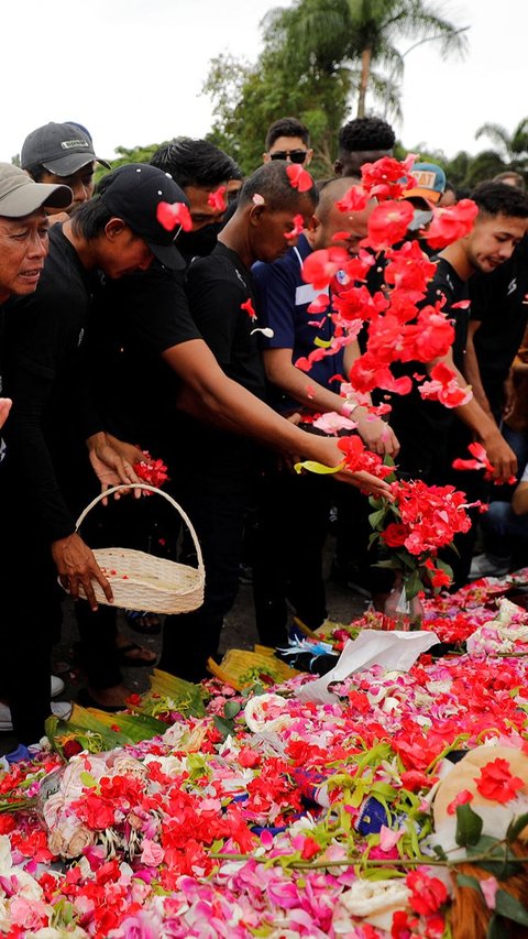 Hingga pada hari ketiga pasca kericuhan, para pemain dan offisial Arema FC berdoa dan memberikan penghormatan terakhir kepada para korban tewas dengan menabur bunga di luar stadion Kanjuruhan di Malang pada (3/10/2022).