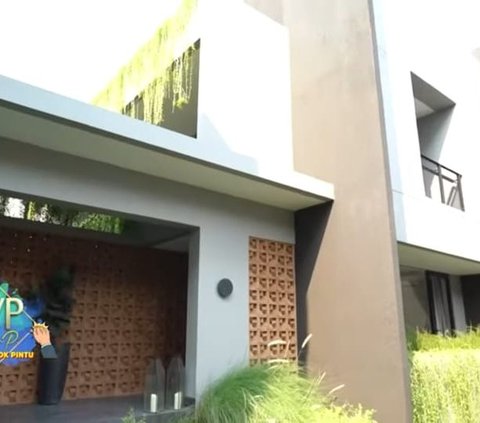 Potret Rumah Mewah Hetty Koes Endang, Luas Bergaya Modern Dilengkapi Kolam Renang & Area Golf