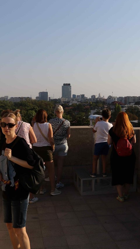 Di atas bangunan ini, wisatawan akan disambut dengan pemandangan indah Kota Bucharest yang eksotis.