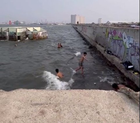 Viral Potret Terbaru Tembok Raksasa Pembatas Laut dan Daratan di Jakarta Bocor, Warga Waswas