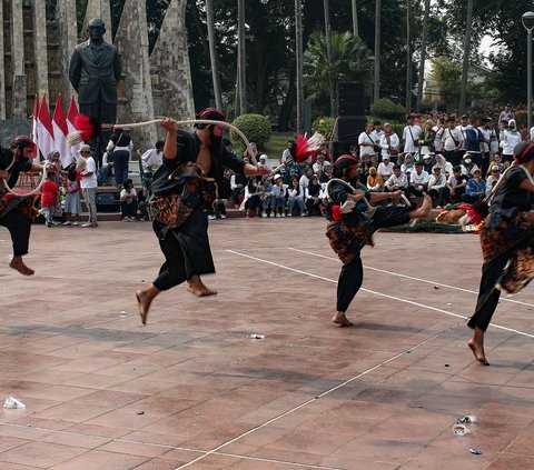 Parade dan apel Pancasila Sakti yang digelar di kawasan Tugu Proklamasi, Jakarta Pusat, Minggu (1/10/2023) dibuka oleh penampilan performance art penari Reog Ponorogo.<br>