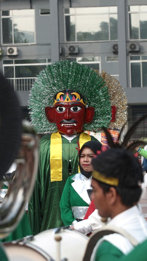 Penampilan ondel-ondel juga menambah parade dan apel Kesaktian Pancasila menjadi lebih berwarna.