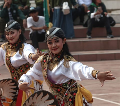 Penampilan penari Reog Ponorogo saat performance art di Parade dan Apel Kesaktian Pancasila di kawasan Tugu Proklamasi, Jakarta Pusat, Minggu (1/10/2023).<br>