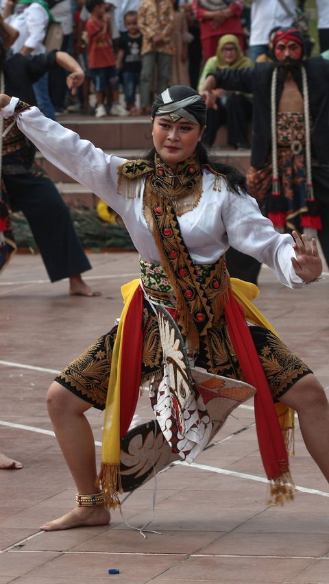 Acara Apel dan Parade Kesaktian Pancasila ini juga dihadiri berbagai elemen masyarakat, pegiat seni dan budaya hingga sejumlah tokoh lintas agama.<br>