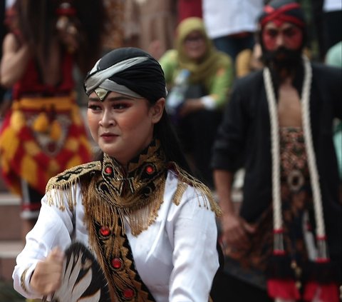 FOTO: Gelar Apel dan Parade Kesaktian Pancasila di Tugu Proklamasi, Cak imin Hadir dalam Balutan Busana Betawi