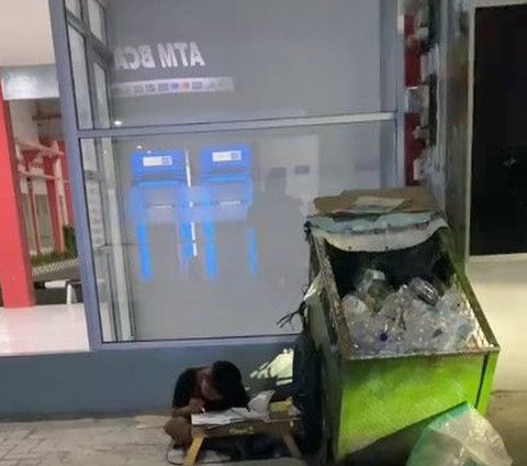 Viral Bocah Pemulung Kedapatan sedang Belajar di Jalan saat Rehat Kerja, Bikin Haru