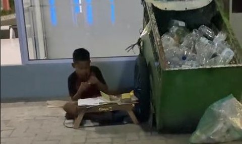 Viral Bocah Pemulung Kedapatan sedang Belajar di Jalan saat Rehat Kerja, Bikin Haru