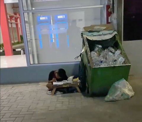 Child Learns While Guarding a Cart with Street Lights, Netizens: Future Successful Person
