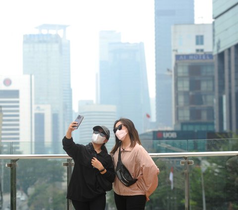 Awal bulan Oktober 2023, Ibu Kota DKI Jakarta kembali diselimuti kabut polusi.<br><br>Kondisi tersebut dapat terlihat dari pemandangan dari gedung-gedung pencakar langit ibu kota yang samar terhalang asap polusi.