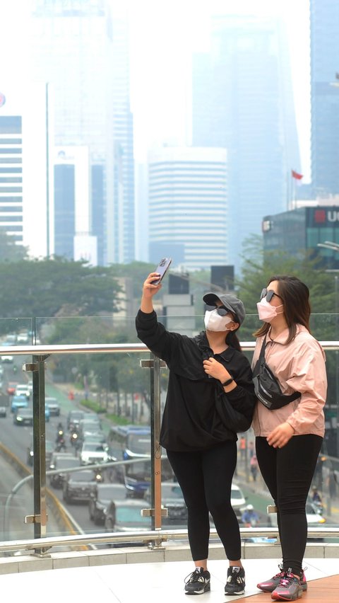 Kabut polusi ini membuat Jakarta menduduki nomor dua sebagai kota berpolusi terburuk sedunia setelah Kota Lahore, Pakistan.